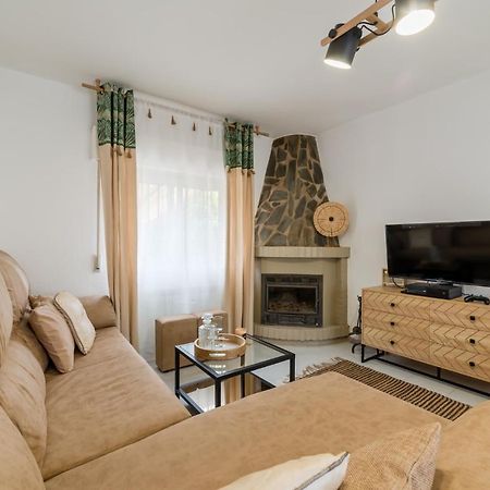 Chalet Con Piscina En Entorno Idilico 拉苏维亚 外观 照片
